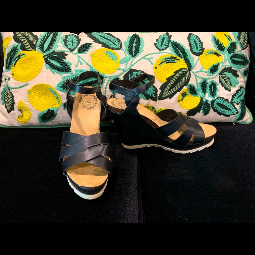 Olho black wedges